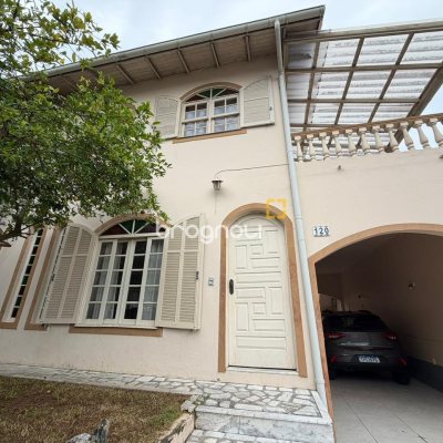 Casa com 174m², 6 quartos (sendo 2 suítes), 2 garagens, no bairro Pantanal em Florianópolis