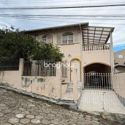 Casa com 174m², 6 quartos (sendo 2 suítes), 2 garagens, no bairro Pantanal em Florianópolis