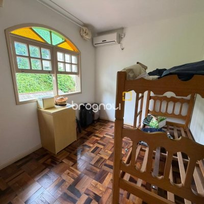 Casa com 174m², 6 quartos (sendo 2 suítes), 2 garagens, no bairro Pantanal em Florianópolis