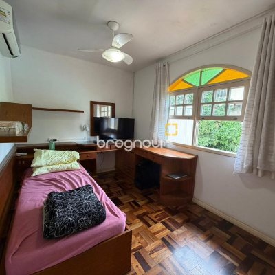 Casa com 174m², 6 quartos (sendo 2 suítes), 2 garagens, no bairro Pantanal em Florianópolis