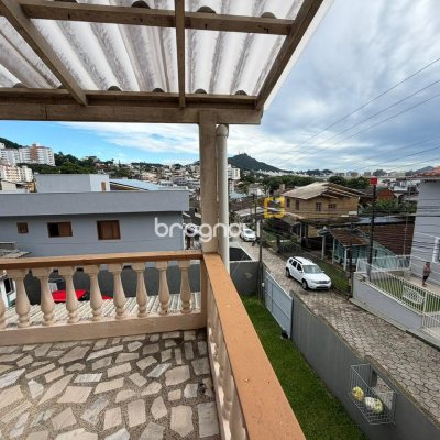 Casa com 174m², 6 quartos (sendo 2 suítes), 2 garagens, no bairro Pantanal em Florianópolis