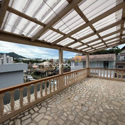 Casa com 174m², 6 quartos (sendo 2 suítes), 2 garagens, no bairro Pantanal em Florianópolis