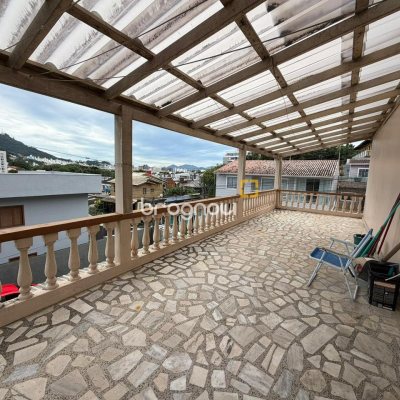 Casa com 174m², 6 quartos (sendo 2 suítes), 2 garagens, no bairro Pantanal em Florianópolis