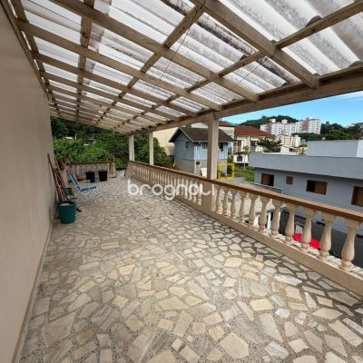 Casa com 174m², 6 quartos (sendo 2 suítes), 2 garagens, no bairro Pantanal em Florianópolis