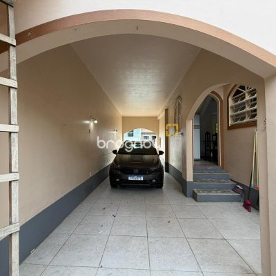 Casa com 174m², 6 quartos (sendo 2 suítes), 2 garagens, no bairro Pantanal em Florianópolis