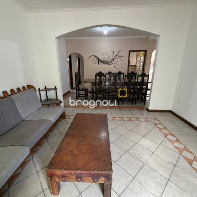 Casa com 174m², 6 quartos (sendo 2 suítes), 2 garagens, no bairro Pantanal em Florianópolis