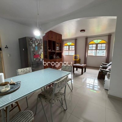 Casa com 174m², 6 quartos (sendo 2 suítes), 2 garagens, no bairro Pantanal em Florianópolis