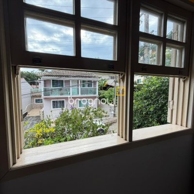 Casa com 174m², 6 quartos (sendo 2 suítes), 2 garagens, no bairro Pantanal em Florianópolis