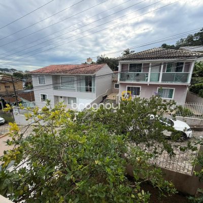 Casa com 174m², 6 quartos (sendo 2 suítes), 2 garagens, no bairro Pantanal em Florianópolis