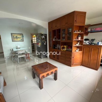 Casa com 174m², 6 quartos (sendo 2 suítes), 2 garagens, no bairro Pantanal em Florianópolis