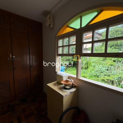 Casa com 174m², 6 quartos (sendo 2 suítes), 2 garagens, no bairro Pantanal em Florianópolis
