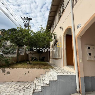 Casa com 174m², 6 quartos (sendo 2 suítes), 2 garagens, no bairro Pantanal em Florianópolis