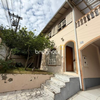 Casa com 174m², 6 quartos (sendo 2 suítes), 2 garagens, no bairro Pantanal em Florianópolis