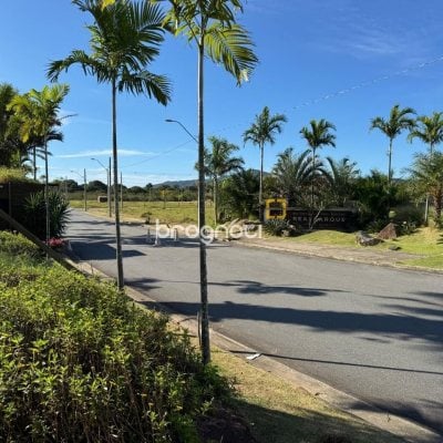 Casa de Condomínio com 130m², 3 quartos (sendo 1 suíte), 2 garagens, no bairro São João do Rio Vermelho em Florianópolis