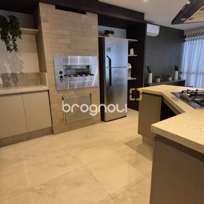 Apartamento com 105m², 3 quartos (sendo 3 suítes), 2 garagens, no bairro Jurerê em Florianópolis