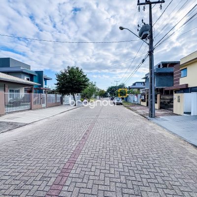 Casa com 127m², 2 quartos (sendo 2 suítes), 1 garagem, no bairro Ribeirão da Ilha em Florianópolis