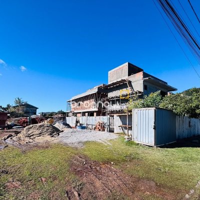 Casa com 136m², 2 quartos (sendo 2 suítes), 1 garagem, no bairro Ribeirão da Ilha em Florianópolis