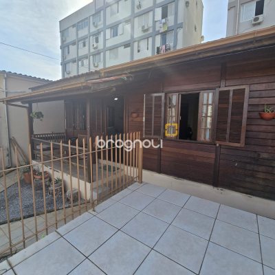 Casa com 79m², 2 quartos, 1 garagem, no bairro Centro em Florianópolis