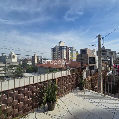 Casa com 79m², 2 quartos, 1 garagem, no bairro Centro em Florianópolis