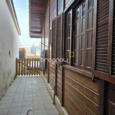 Casa com 79m², 2 quartos, 1 garagem, no bairro Centro em Florianópolis