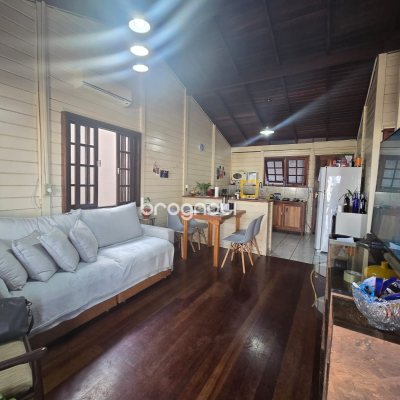 Casa com 79m², 2 quartos, 1 garagem, no bairro Centro em Florianópolis