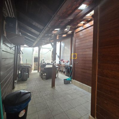 Casa com 79m², 2 quartos, 1 garagem, no bairro Centro em Florianópolis