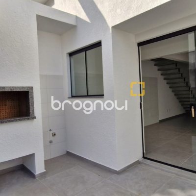 Casa com 103m², 3 quartos (sendo 2 suítes), 2 garagens, no bairro São João do Rio Vermelho em Florianópolis