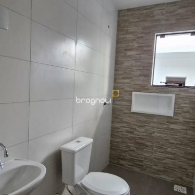 Casa com 103m², 3 quartos (sendo 2 suítes), 2 garagens, no bairro São João do Rio Vermelho em Florianópolis