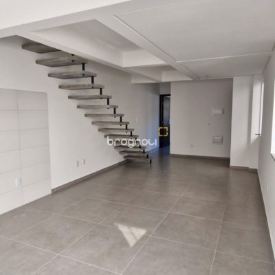 Casa com 103m², 3 quartos (sendo 2 suítes), 2 garagens, no bairro São João do Rio Vermelho em Florianópolis