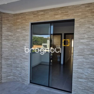 Casa com 103m², 3 quartos (sendo 2 suítes), 2 garagens, no bairro São João do Rio Vermelho em Florianópolis