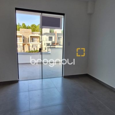 Casa com 103m², 3 quartos (sendo 2 suítes), 2 garagens, no bairro São João do Rio Vermelho em Florianópolis