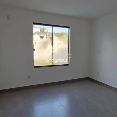 Casa com 103m², 3 quartos (sendo 2 suítes), 2 garagens, no bairro São João do Rio Vermelho em Florianópolis
