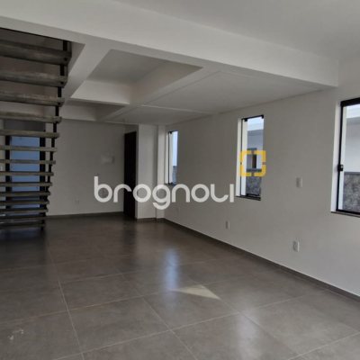 Casa com 103m², 3 quartos (sendo 2 suítes), 2 garagens, no bairro São João do Rio Vermelho em Florianópolis