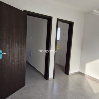 Casa com 103m², 3 quartos (sendo 2 suítes), 2 garagens, no bairro São João do Rio Vermelho em Florianópolis