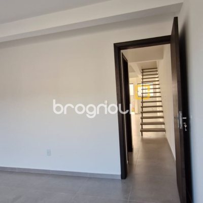 Casa com 103m², 3 quartos (sendo 2 suítes), 2 garagens, no bairro São João do Rio Vermelho em Florianópolis