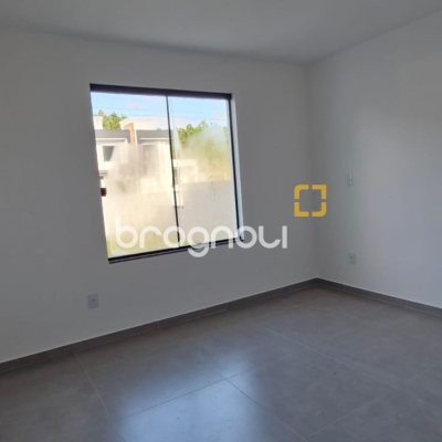 Casa com 103m², 3 quartos (sendo 2 suítes), 2 garagens, no bairro São João do Rio Vermelho em Florianópolis