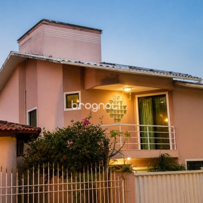 Casa com 230m², 3 quartos (sendo 1 suíte), 2 garagens, no bairro Barreiros em São José