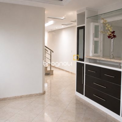 Casa com 230m², 3 quartos (sendo 1 suíte), 2 garagens, no bairro Barreiros em São José