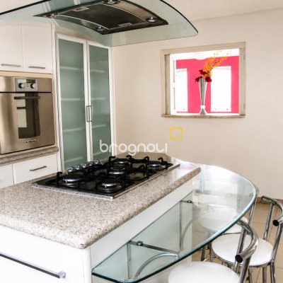 Casa com 230m², 3 quartos (sendo 1 suíte), 2 garagens, no bairro Barreiros em São José