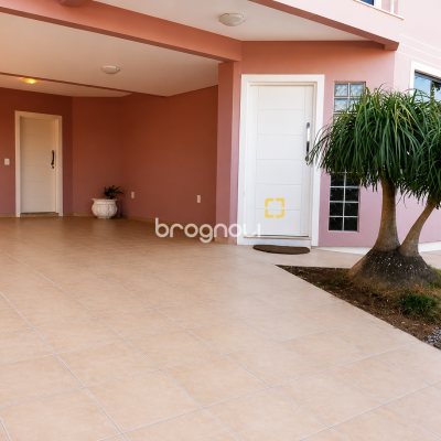 Casa com 230m², 3 quartos (sendo 1 suíte), 2 garagens, no bairro Barreiros em São José