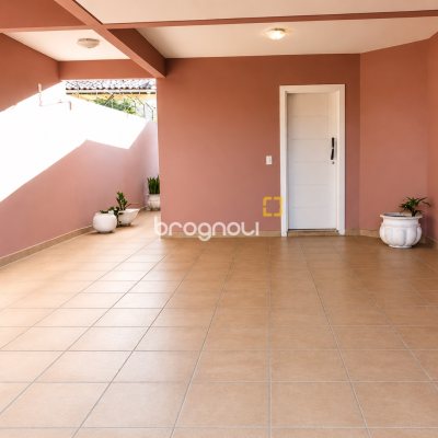 Casa com 230m², 3 quartos (sendo 1 suíte), 2 garagens, no bairro Barreiros em São José