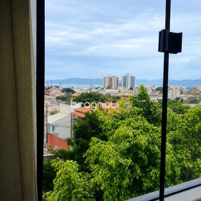 Casa com 230m², 3 quartos (sendo 1 suíte), 2 garagens, no bairro Barreiros em São José