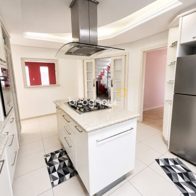 Casa com 230m², 3 quartos (sendo 1 suíte), 2 garagens, no bairro Barreiros em São José