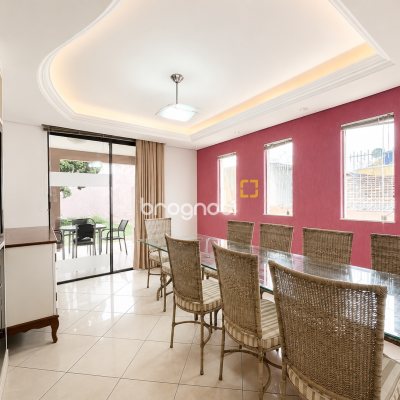 Casa com 230m², 3 quartos (sendo 1 suíte), 2 garagens, no bairro Barreiros em São José