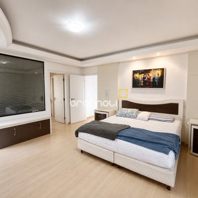 Casa com 230m², 3 quartos (sendo 1 suíte), 2 garagens, no bairro Barreiros em São José