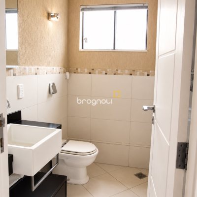 Casa com 230m², 3 quartos (sendo 1 suíte), 2 garagens, no bairro Barreiros em São José
