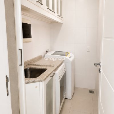 Casa com 230m², 3 quartos (sendo 1 suíte), 2 garagens, no bairro Barreiros em São José