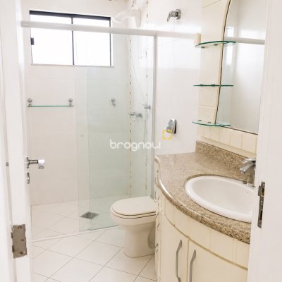Casa com 230m², 3 quartos (sendo 1 suíte), 2 garagens, no bairro Barreiros em São José
