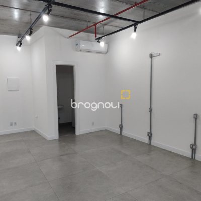 Sala com 44m², 1 garagem, no bairro Saco Grande em Florianópolis