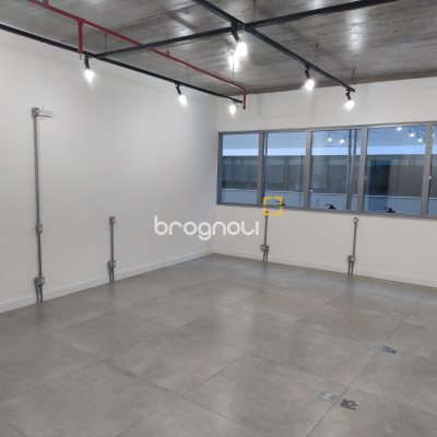 Sala com 44m², 1 garagem, no bairro Saco Grande em Florianópolis